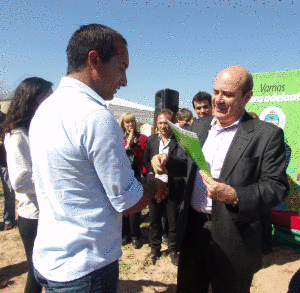Vicegobernador Gustavo Canteros en inaugración de obra y entrega de viviendas en Santa Ana 