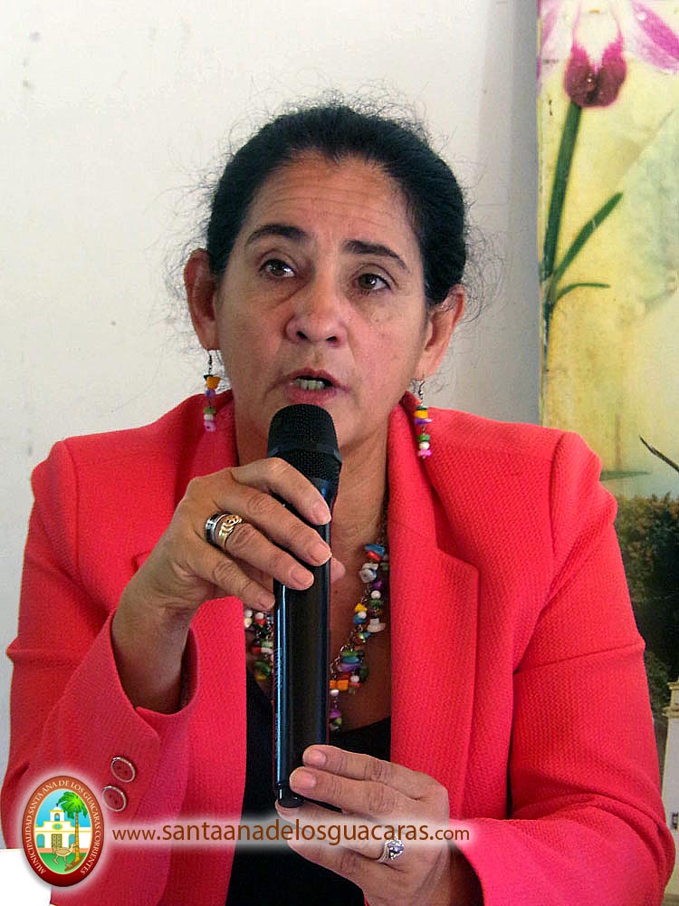 Lic. Obdulia Gómez presentando Capacitación "Cuidado de Niños"