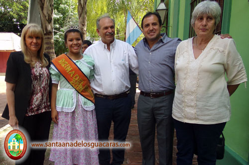La reina del Festival del Mango, Rocío Duarte, recibe a las autoridades gubernamentales