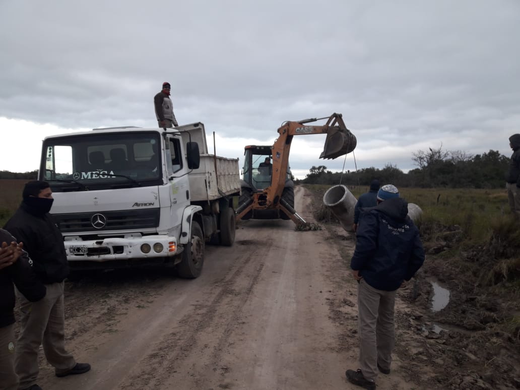 Cambio de tubos en el camino a San Luis del Palmar